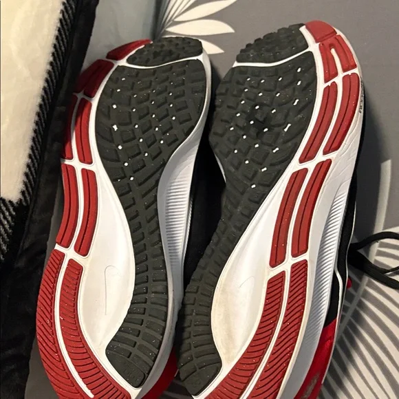 Nike Men's Athletic Shoes in Black and Red - Picture 3 of 4